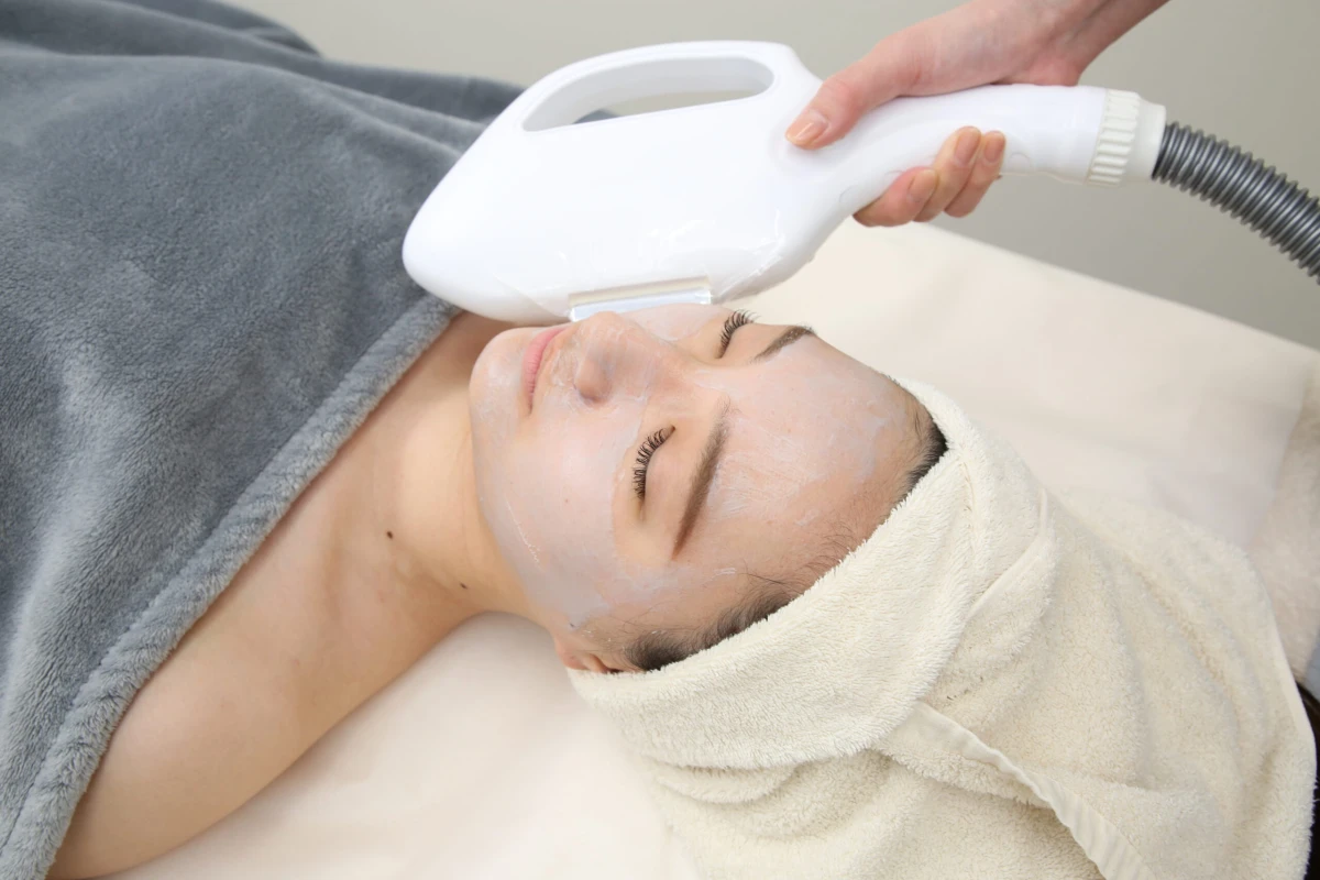 お顔のたるみ見られてますよ!